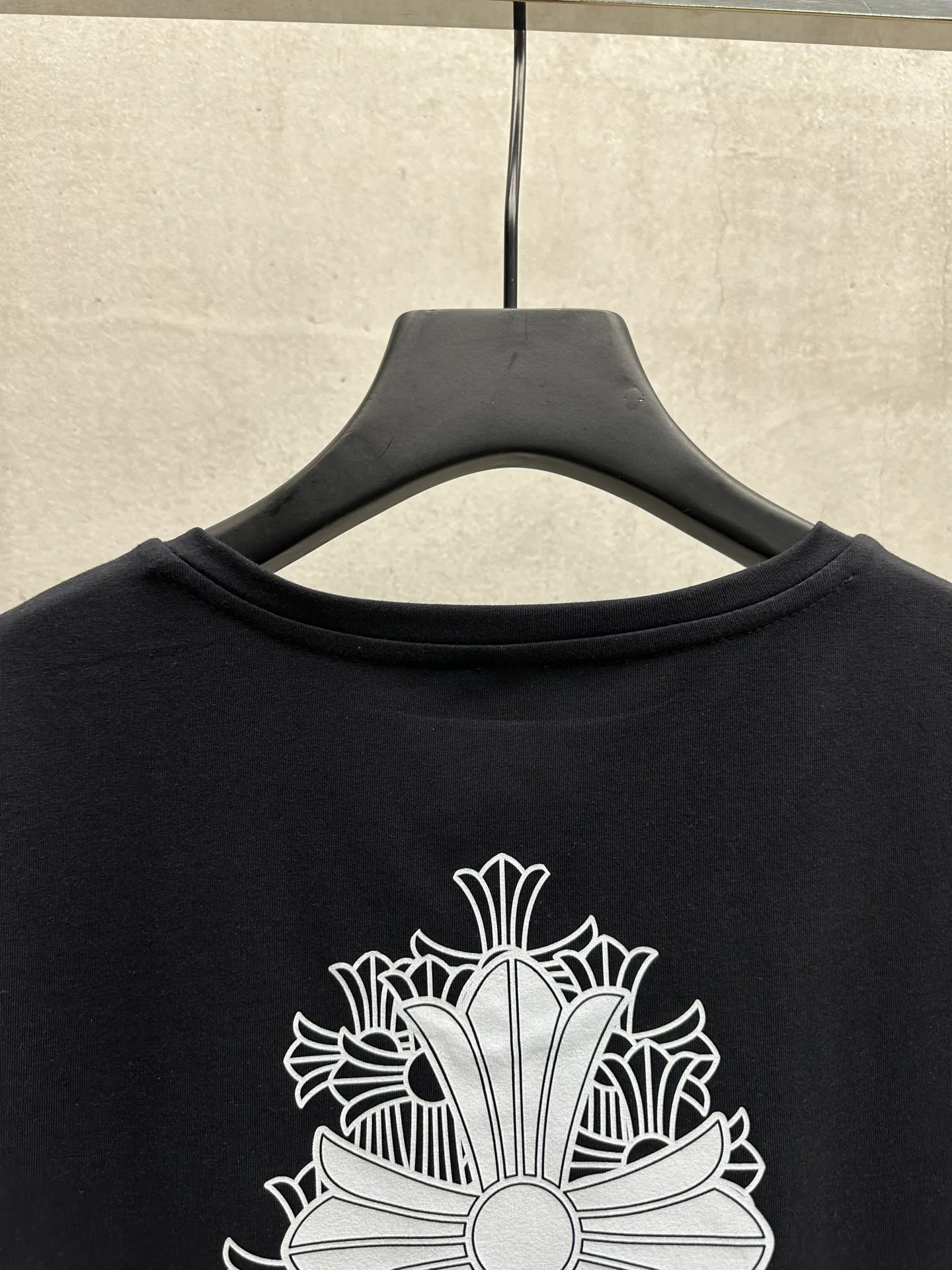 P126 #081 CHROME HEARTS 25SS women's T-shirt Made of 220G original consistent fabric V-neck women's waist style The whole body is made of imported digital direct printing Color: black Size: S M L